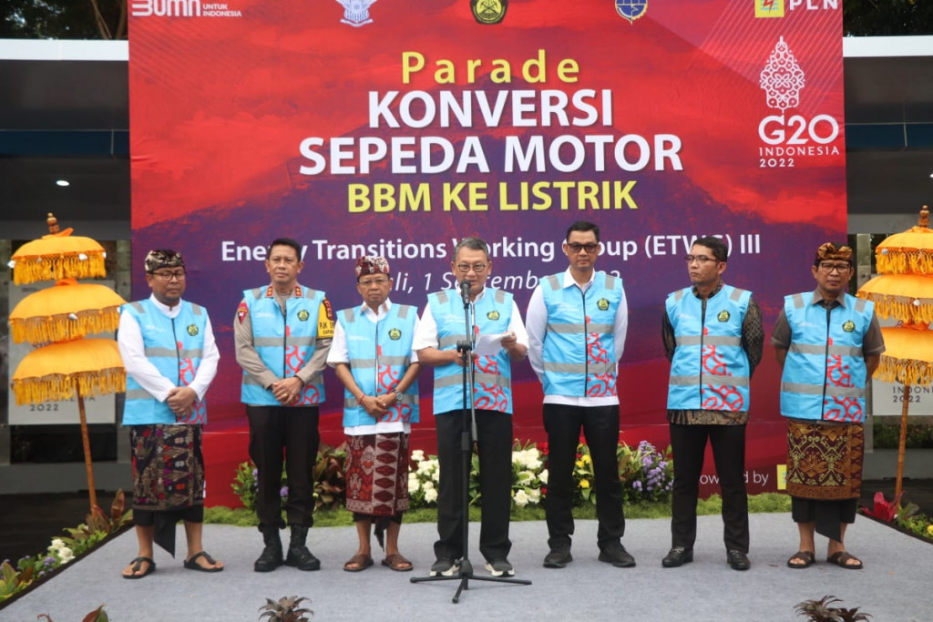 Sekda Adi Arnawa Hadiri Parade Konversi Sepeda Motor BBM ke Listrik